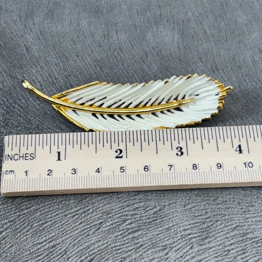 Signed BSK Vintage Cut Out Feather Brooch Pin 3.5